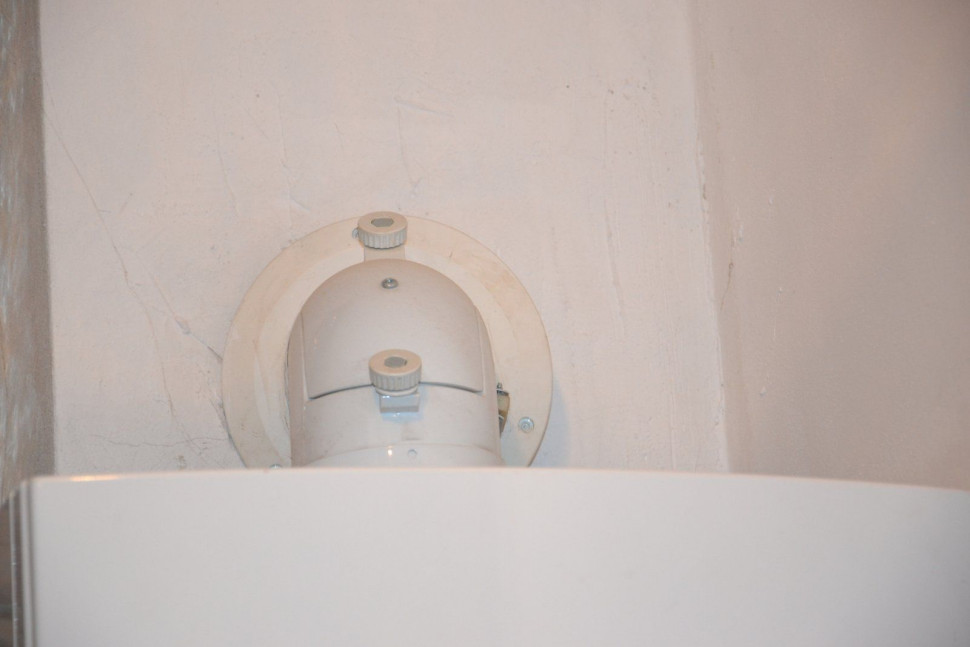 Przewód spalinowy typu rura w rurze, biegnący od kotła do przewodu komina systemowego