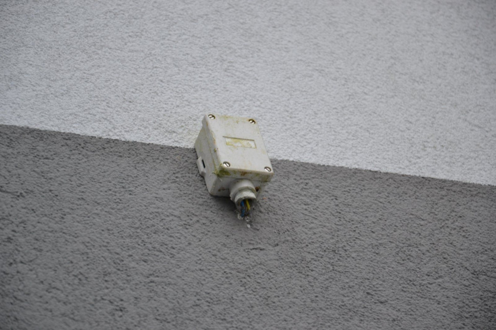 Sonda automatyki pogodowej znajduje się na zacienionej ścianie