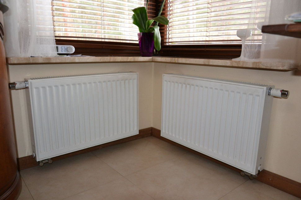 Dwa grzejniki z zaworami termostatycznymi