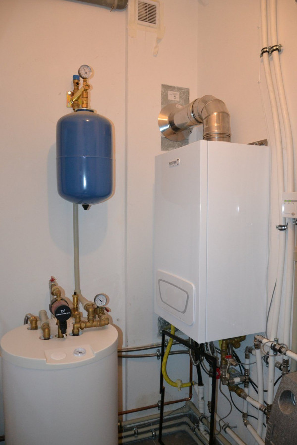 Kompaktowy wiszący kondensacyjny kocioł i stojący zasobnik o poj. 120 l ulokowano w kotłowni o pow. 6 m2