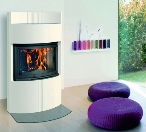 Bardzo efektownie wyglądają kominki z szybami giętymi i panoramicznymi oraz konstrukcje pozwalające na montaż w narożniku