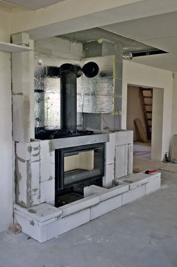 Wkład osadza się na murowanej podstawie