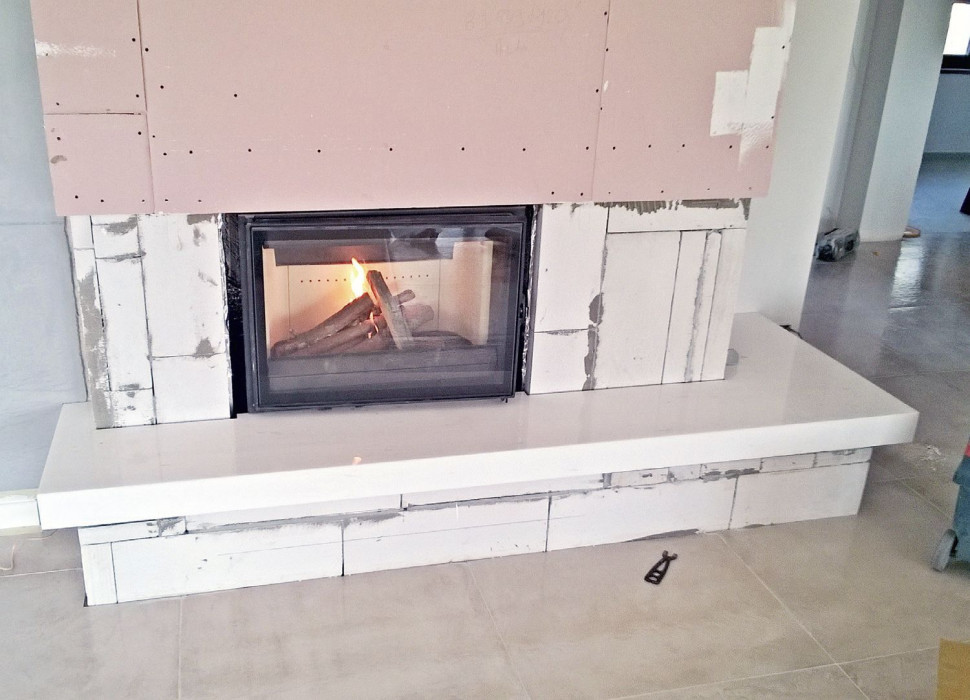 Obudowę kominka wykonuje się zwykle z ognioodpornych płyt g-k