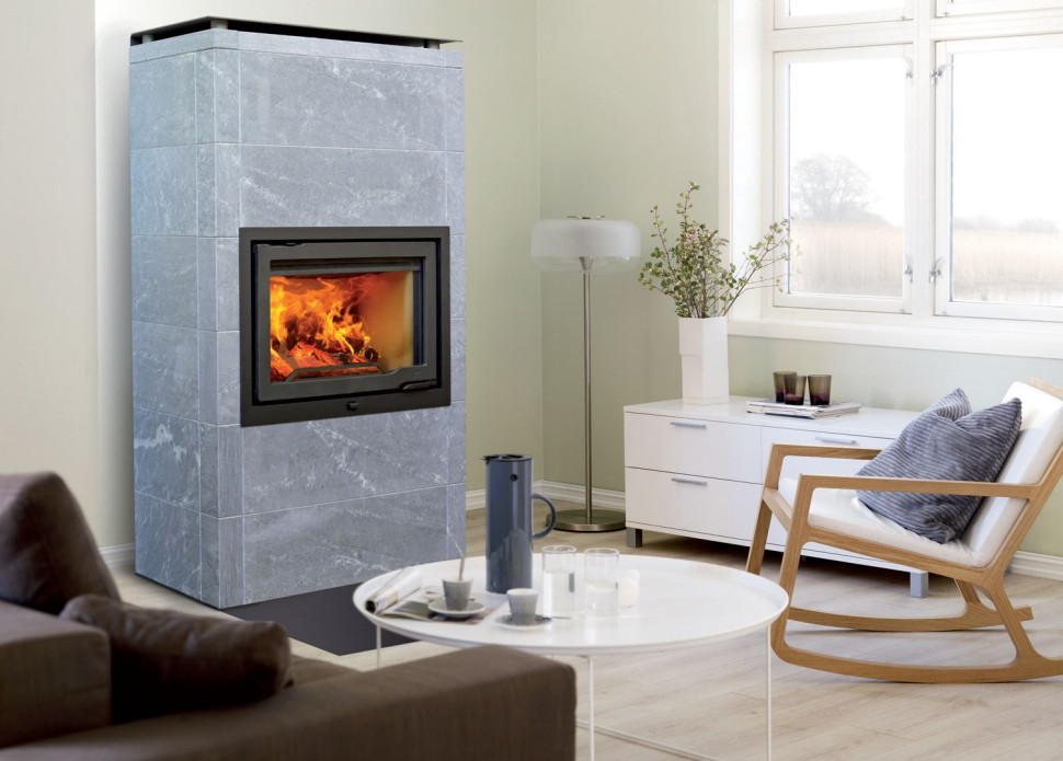 Obudowa kominka wykonana z kamienia, akumulująca ciepło