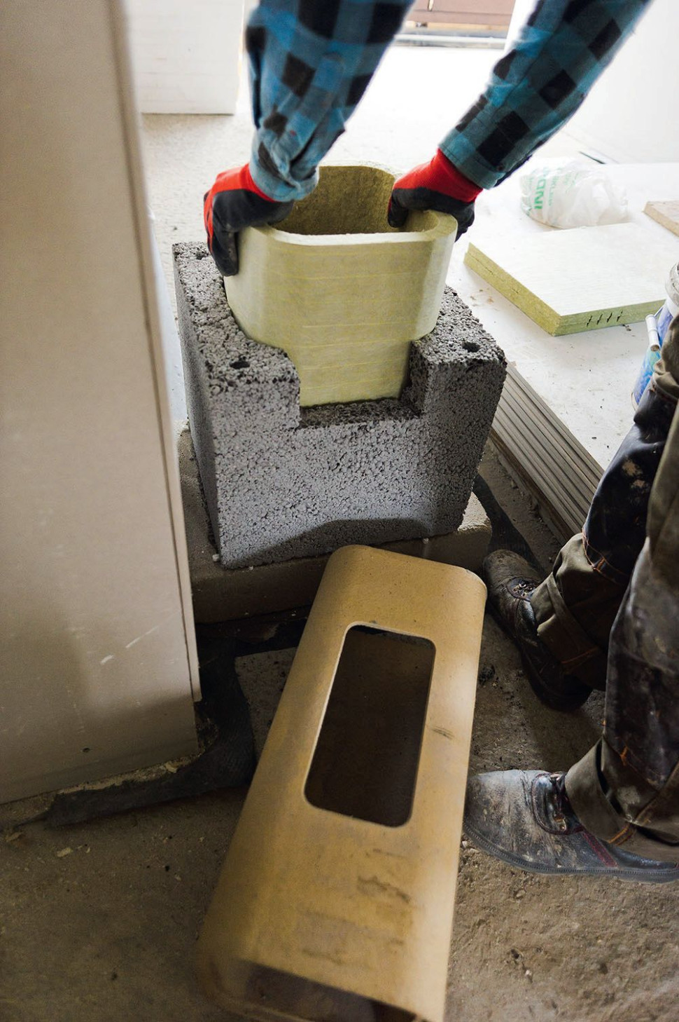 Montaż komina prefabrykowanego - krok 2. Zgodnie z instrukcją, montuje się kolejne elementy