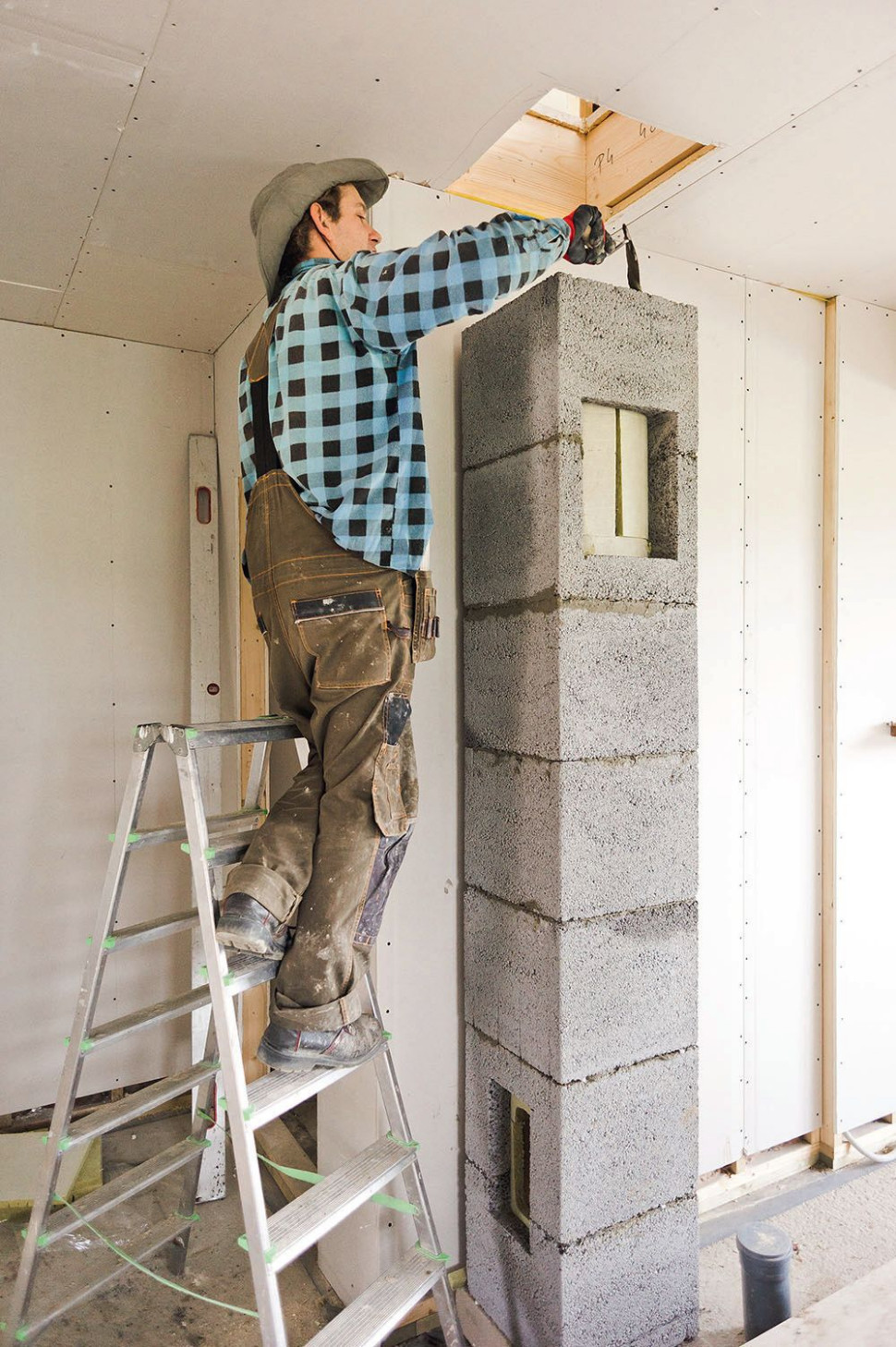 Montaż komina prefabrykowanego - krok 2. Zgodnie z instrukcją, montuje się kolejne elementy