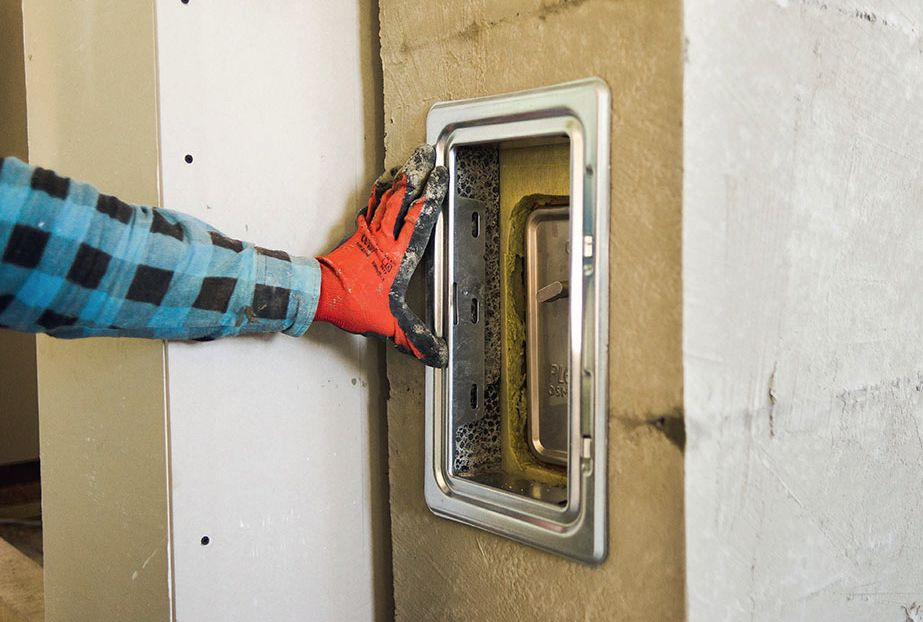 Montaż komina prefabrykowanego - krok 5. Należy w obudowie wyciąć otwory o wymiarach dostosowanych do drzwiczek wyczystki i króćców przyłączeniowych