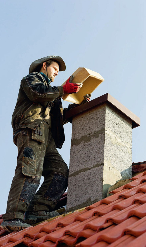 Montaż komina prefabrykowanego - krok 6. Komin powinien być wyprowadzony ponad dach na określoną w projekcie wysokość, a na jego zakończeniu umieszczona prefabrykowana czapa