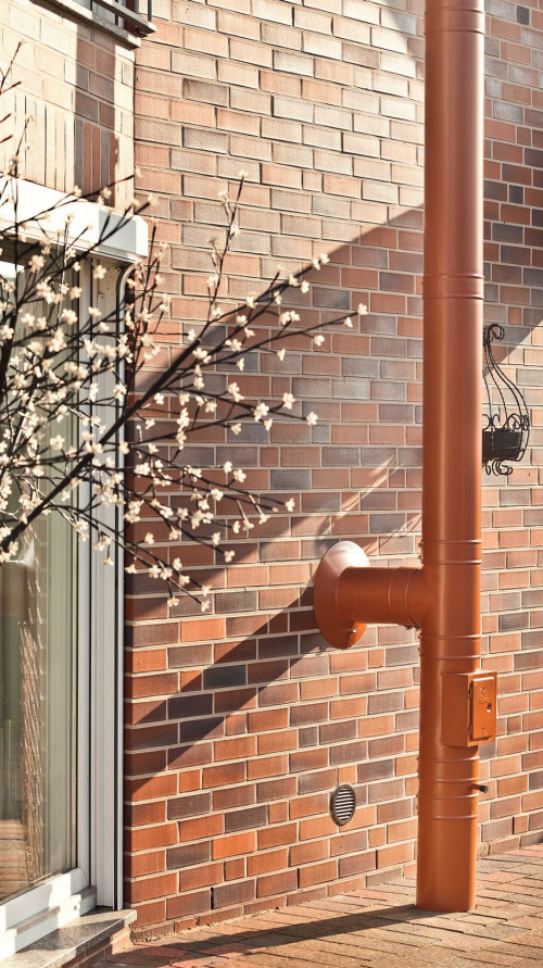 Zewnętrzny komin dwuścienny izolowany, przeznaczony do kotłów na paliwa stałe