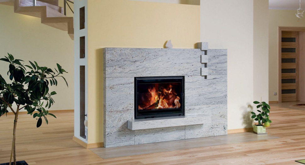 Kominek z dekoracyjną obudową