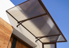 Daszki nad drzwi wejściowe – retro czy nowoczesne?