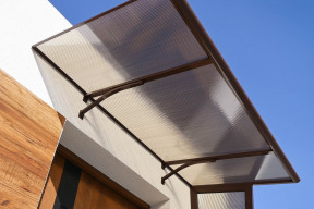 Daszki nad drzwi wejściowe – retro czy nowoczesne?