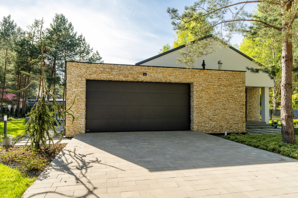 Segmentowa brama garażowa marki KRISPOL