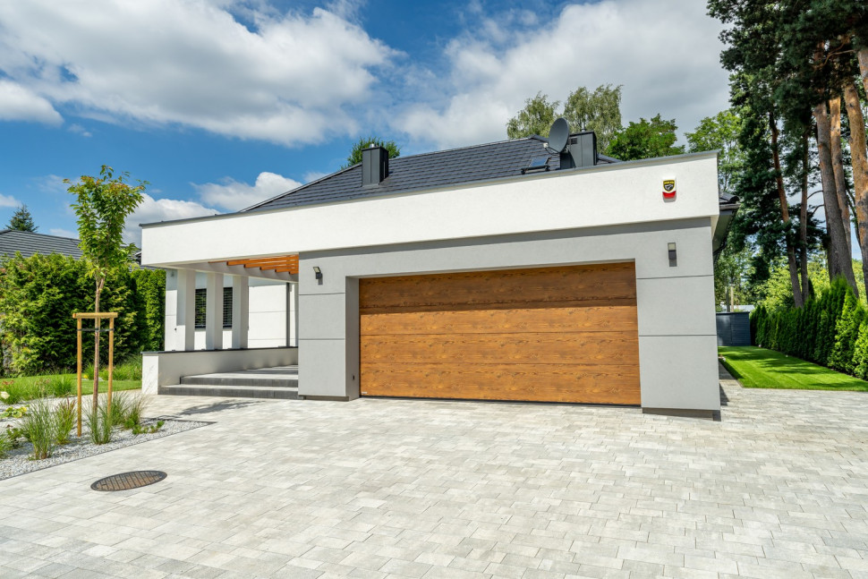 Segmentowa brama garażowa marki KRISPOL