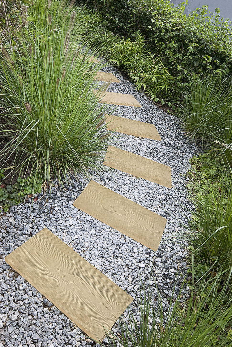 Alejka ogrodowa ułożona z płyt Lira Polbruk