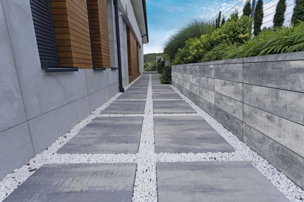 Opaska wokół domu ułozona z płyt Polbruk Magna