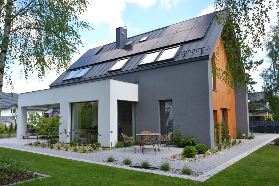 Nad jadalnią i tarasem jest dach niewentylowany, z papą dachową