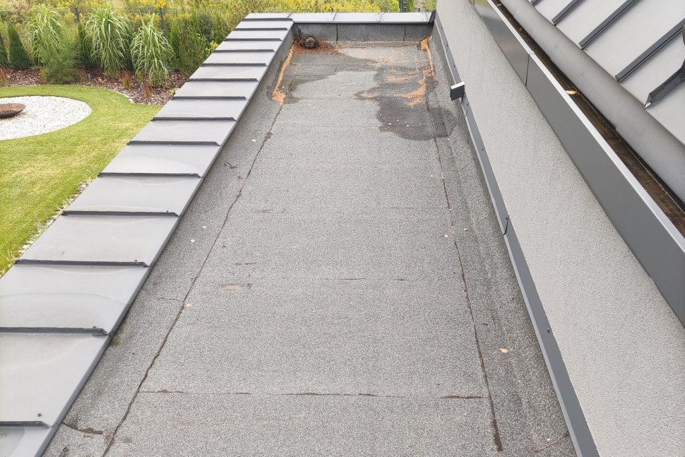 Nad jadalnią i tarasem jest dach niewentylowany, z papą dachową