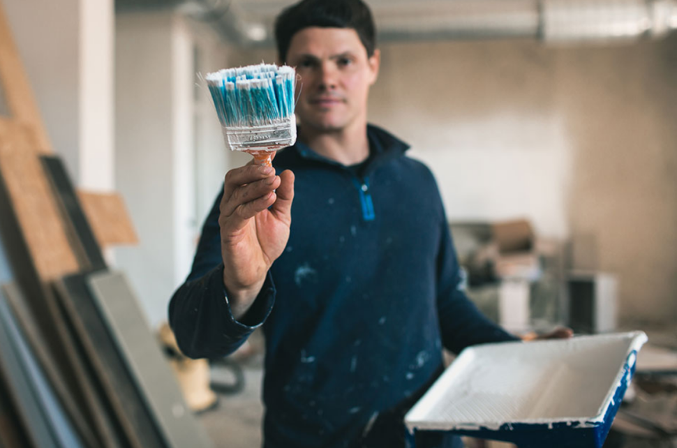 Wybraliśmy już kolor farby i trzymamy narzędzie do malowania w dłoni. fot. FFiL Śnieżka