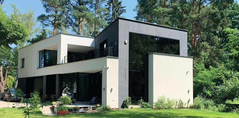 Nad bryłą piętrową wykonano niewentylowany dach z attyką i wykończono papą