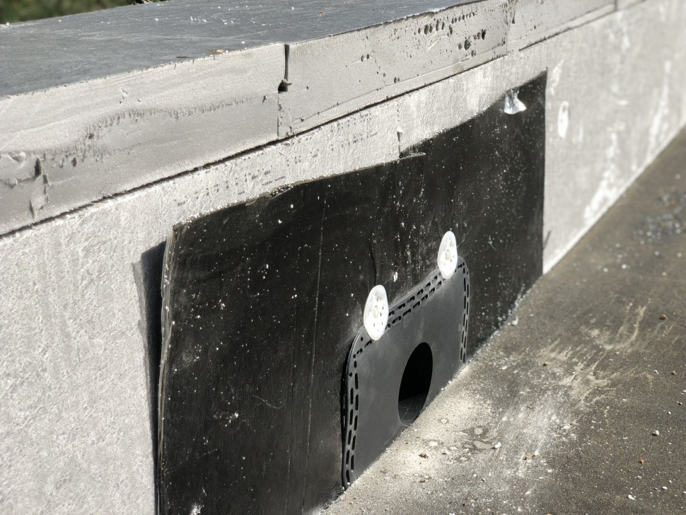 W wymurowanej attyce oprawiono 5 wpustów odpływowych