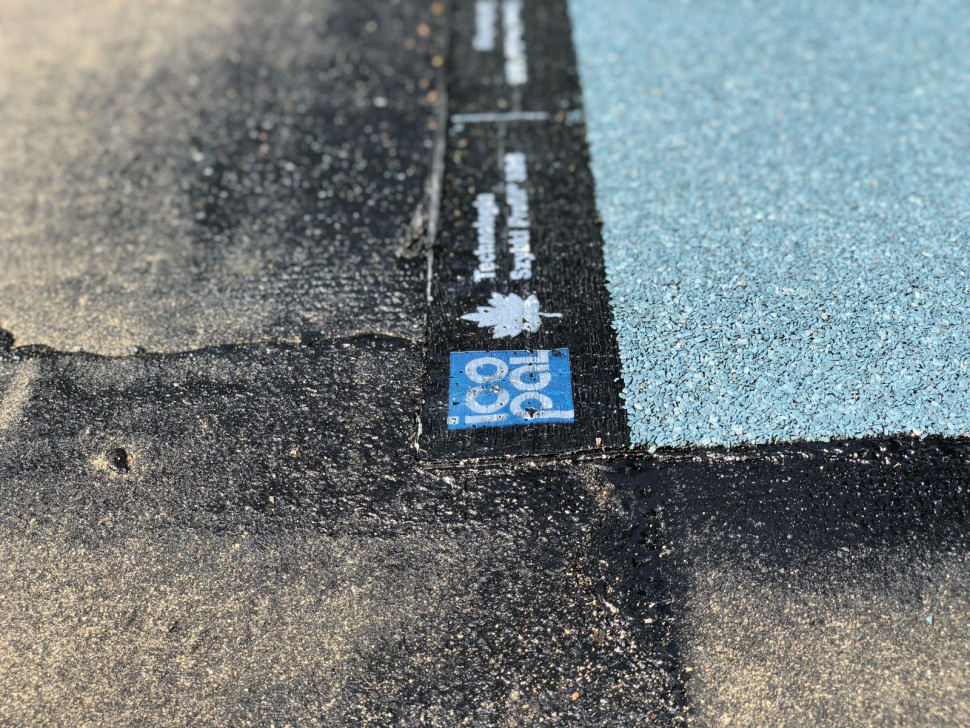 Na samoprzylepnej papie podkładowej ułożono papę wierzchniego krycia