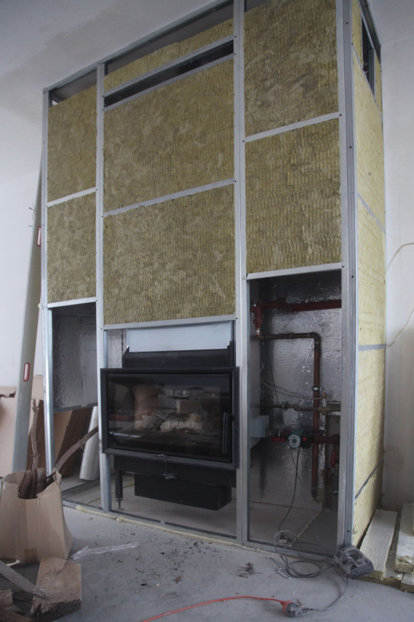 Wokół wkładu i osprzętu postawiono obszerną zimną obudowę