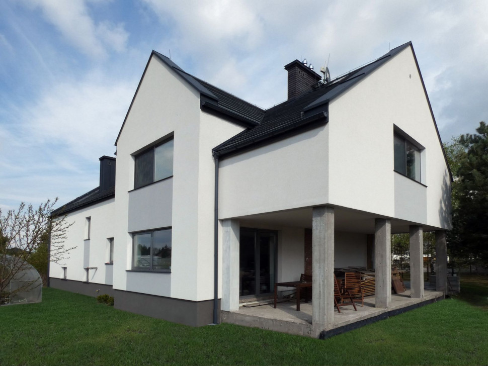 Komin z przewodem dymowym i stalowym strażakiem wzniesiono przy zewnętrznej ścianie (i przy tarasie)