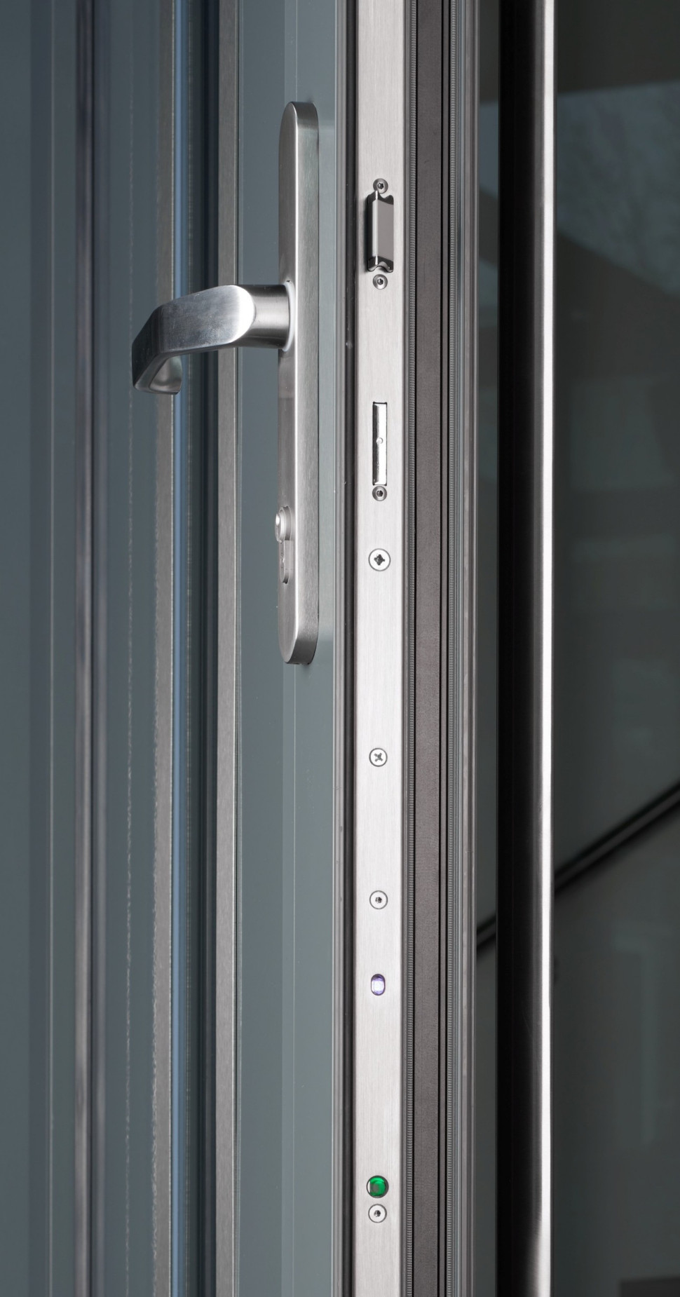 Dzięki zastosowaniu w zamku głównym zapadki Softlock, nawet trzaśnięcie drzwiami o ramę nie skutkuje niemiłym hałasem, a jedynie uruchomieniem funkcji automatycznego zaryglowania.