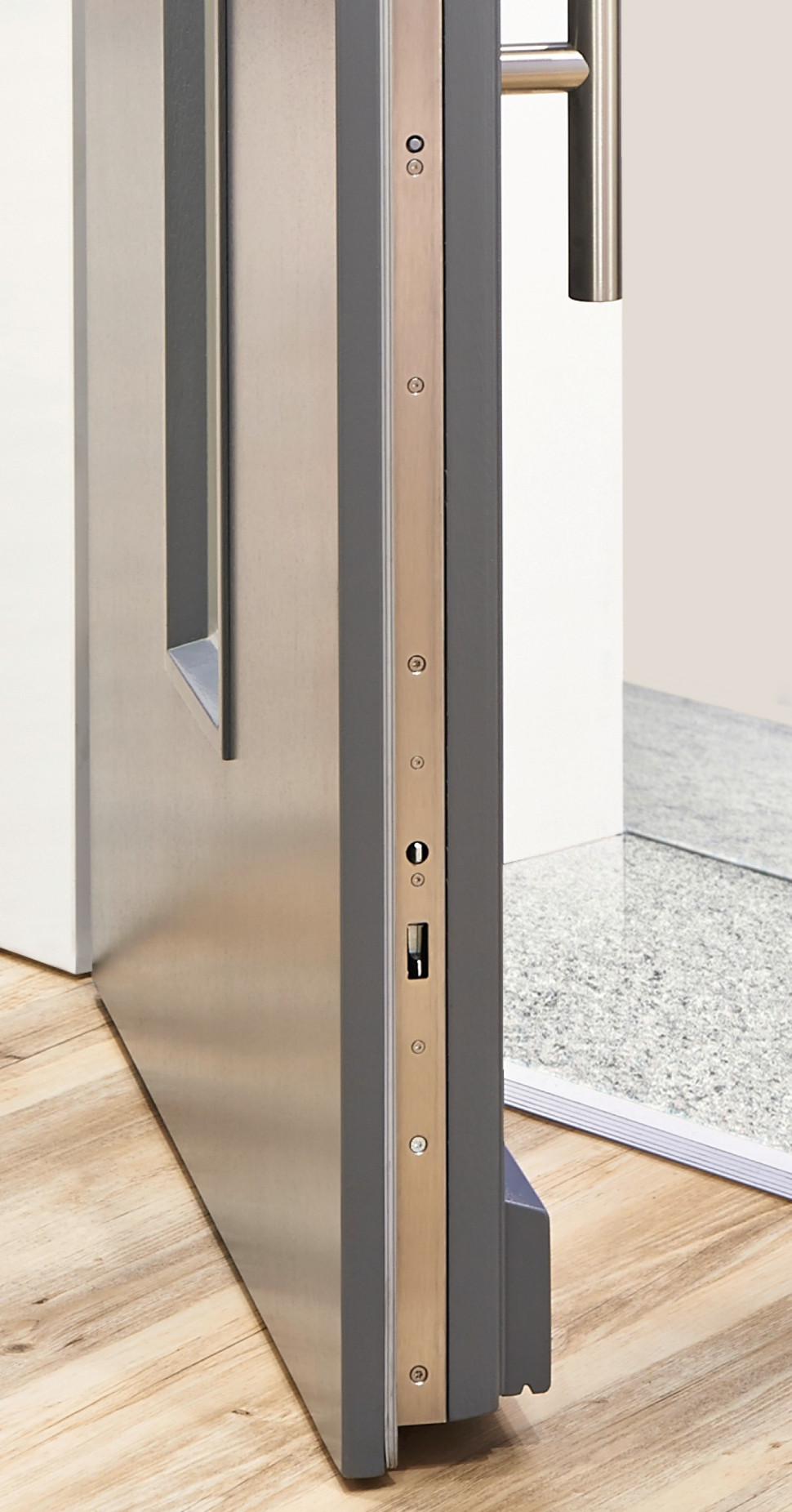 Dzięki zastosowaniu w zamku głównym zapadki Softlock, nawet trzaśnięcie drzwiami o ramę nie skutkuje niemiłym hałasem, a jedynie uruchomieniem funkcji automatycznego zaryglowania.