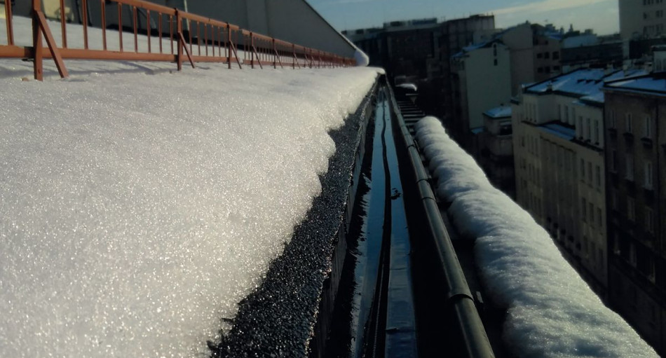 Czy elektryczny system grzewczy chroniący dachy i rynny w zimie to dobry wybór?