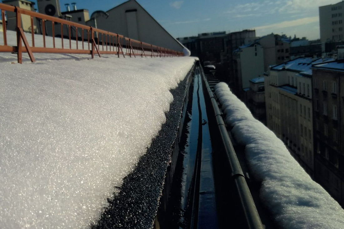 Czy elektryczny system grzewczy chroniący dachy i rynny w zimie to dobry wybór?
