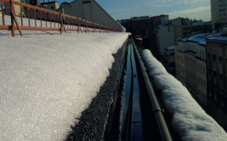 Czy elektryczny system grzewczy chroniący dachy i rynny w zimie to dobry wybór?