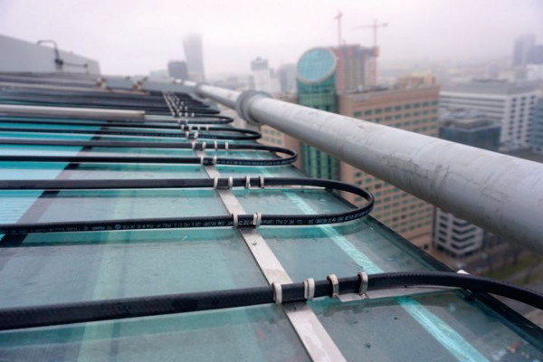 Ochrona dużych powierzchni przed śniegiem i lodem za pomocą przewodów grzejnych