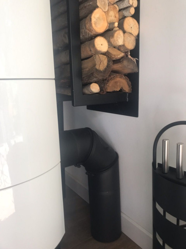 Rura nawiewna i podręczna przechowalnia drewna za kozą