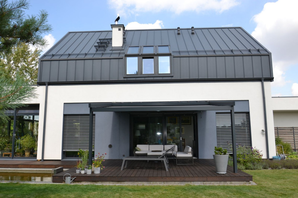 Komin z systemowych kształtek wyprowadzono przez dach