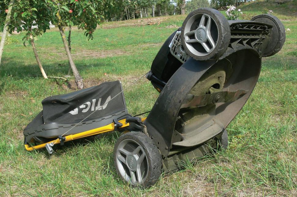 Aby skontrolować stan noża tnącego oraz umyć i zakonserwować podwozie, przechylamy maszynę do tyłu i opieramy na uchwycie