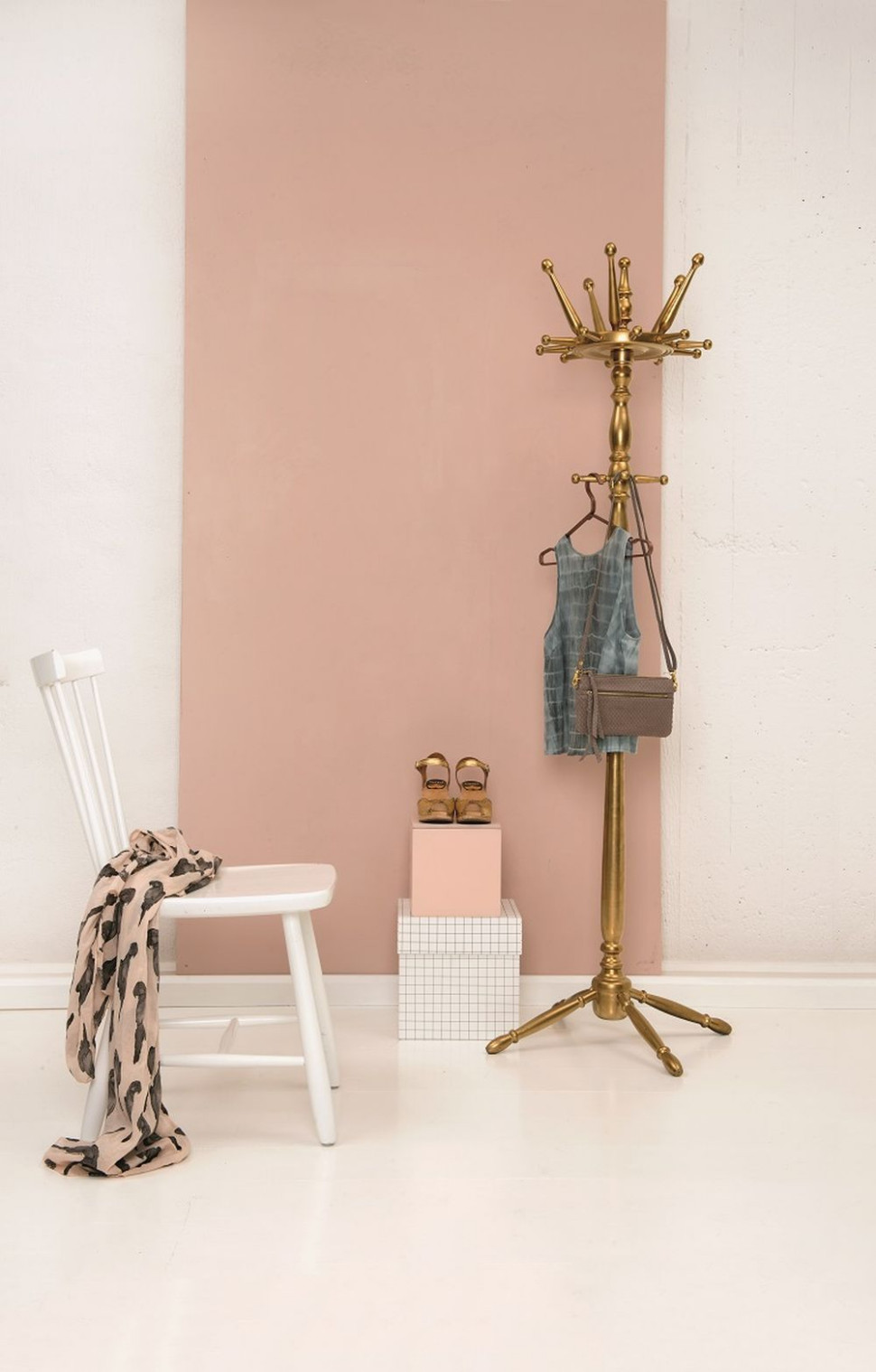 Niemodny wieszak zyskał designerski kolor.