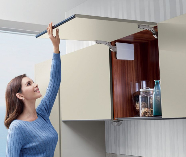 Szafki otwierane do góry świetnie sprawdzają się zwłaszcza w mniejszych kuchniach