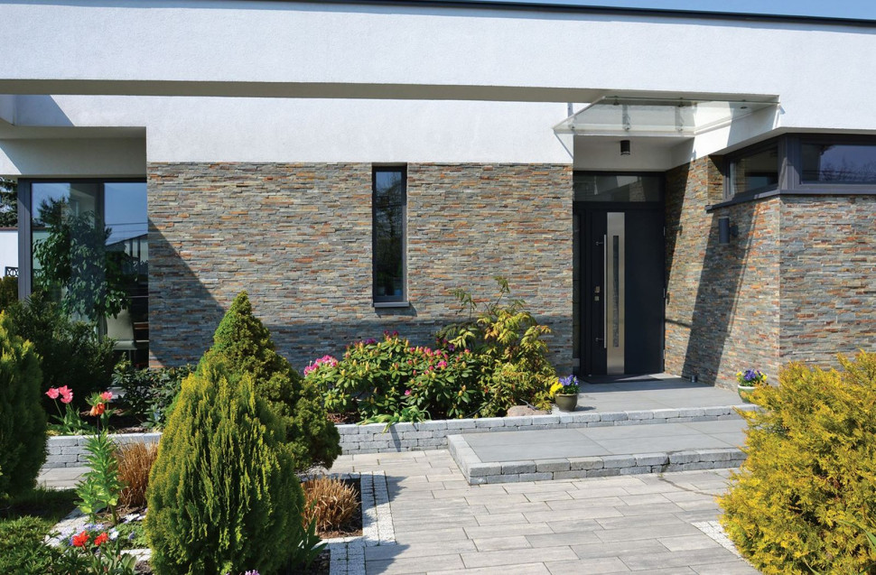 Bryła budynku jest kompaktowa, zwieńczona płaskim dachem