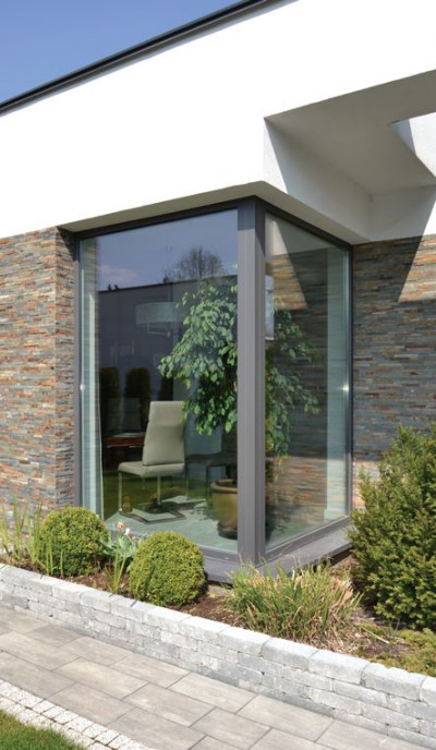 Prostą bryłę ozdabiają duże okna, w tym dwa narożne (w kuchni i jadalni)