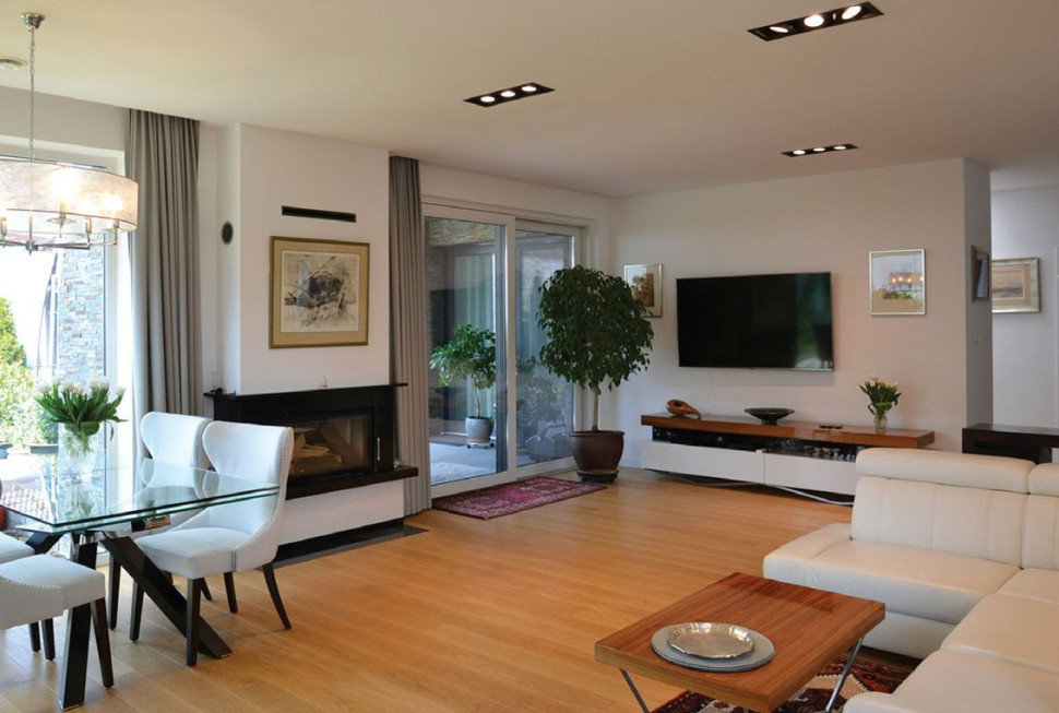 Salon z jadalnią i kominkiem