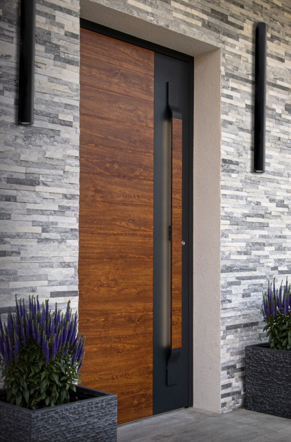 Modułowy uchwyt do drzwi MPS31 – sublimacja imitująca drewno.