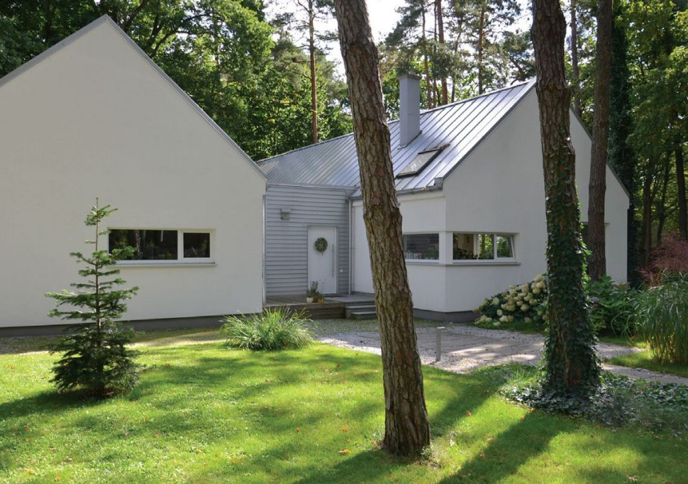 W prawym skrzydle parterowego budynku ulokowano wygodne pomieszczenia mieszkalne, w skrzydle lewym, dobudowanym po dwóch latach od przeprowadzki - m.in. pracownię i garaż