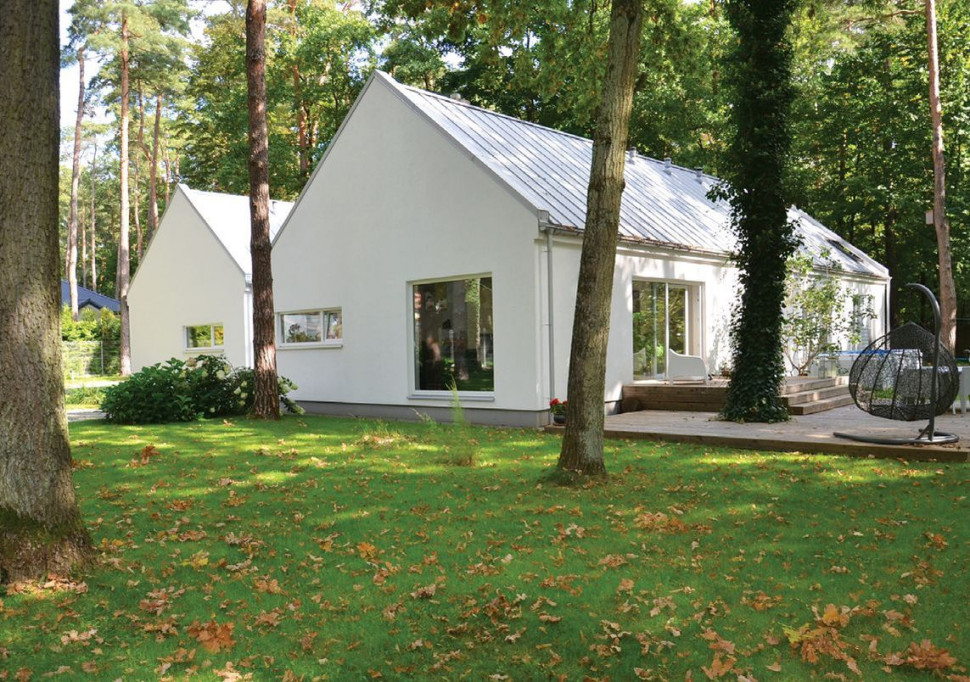 W celu rozświetlenia zalesionej działki, tynk silikatowy na elewacji pomalowano farbą silikatową w kolorze białym, dachy wykończono srebrzystą płaską blachą (na rąbek stojący)