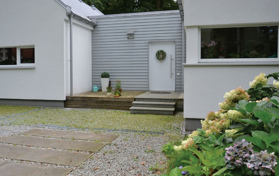 Obie części budynku, przykryte prostymi dwuspadowymi dachami bez okapów, zespolono niskim łącznikiem zwieńczonym dachem płaskim