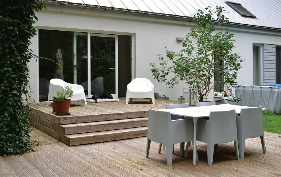 Dwupoziomowy taras o powierzchni 35 m2 wykonano z ryflowanych desek modrzewia syberyjskiego
