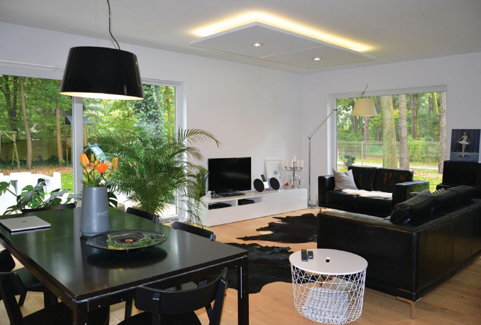 Okno typu fiks w salonie (2,30 x 2,30 m) z panoramą zalesionej posesji