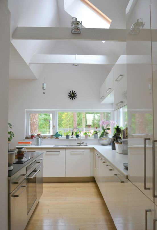 W obrębie kuchni właściciele zaprojektowali wysoki stropodach z oknem dachowym