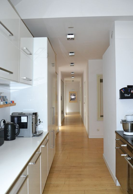 Widok z kuchni na korytarz prowadzący do strefy z rodzinnymi sypialniami